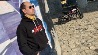 Lukáš Pešek nově testuje motorky pro televizní Autosalon. Nebude jezdit kilometry po zadním kole