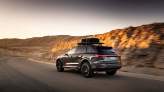 Audi představilo dakarský speciál na silnice. Stojí 3 miliony korun, pohání ho elektřina a půjde koupit v Česku