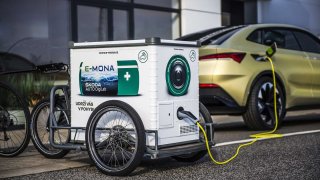 Kurýři v Praze dobijí elektromobil