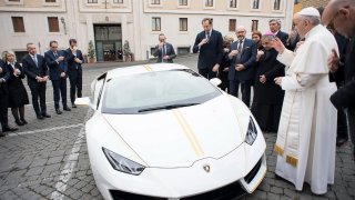 Papež a Lamborghini Huracán