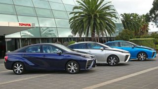 Toyota podporuje vodíkový pohon, u nás si s ním zatím moc nezajezdíme