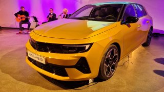 Nový Opel Astra vsadil na design i cenu. S bohatou výbavou se vejde pod půl milionu