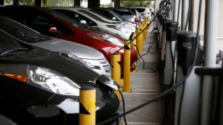 Zákaz vjezdu elektromobilů. Německým podzemním garážím došla trpělivost s požáry