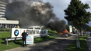 Ital veřejně ničí a zapaluje svá BMW. Kvůli účtu za servis