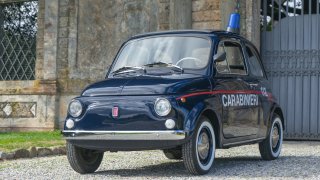 Na internetu se draží originální Fiat 500 italských karabiniérů. Lidé přihodili už 230 tisíc korun
