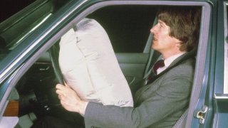 Před 40 lety zavedl Mercedes-Benz v Evropě airbagy. Původně byly označovány za zbytečnost
