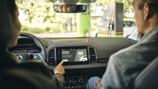 V Česku půjde platit benzin přes displej v autě. Víme, jak obsluha pozná, že neodjíždíte bez placení