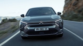 Citroën chce opět konkurovat passatu, superbu a spol. Přišel s křížencem sedanu, kombi a SUV