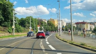 Zpackané pruhy v Podolí ukazují, jak Praha tlačí cyklistiku. Po kritice je opět přemalovala