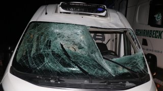 Z neočištěného kamionu spadl u Stříbra led na dodávku a zranil řidiče. Šofér náklaďáku ujel