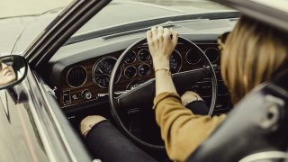 Ženy méně bourají a jezdí bezpečněji. Jsou ale lepší v řízení než muži?