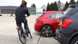 Podle poslance Dolínka může řidič být trestán za nedodržení 1,5m odstupu od cyklisty i bez měření