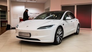 Tesla Model 3 Highland dorazila na český trh. Facelift zlepšil dojezd a sebral páčky pod volantem