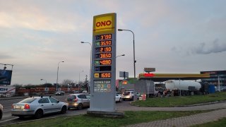 Někde spadla cena benzinu pod 36 korun za litr. Lidé jsou na něj ochotni stát ve frontě i 20 minut