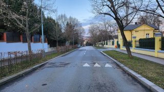 Česko má jednu z nejpodivnějších ulic. Řidiči na pár metrech musí přejet sedm zpomalovacích prahů