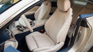 Mercedes-Benz E300 Coupe interiér 17
