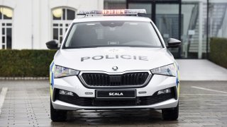 Policejní Škody Scala nebudou mít beranidla ani radary. I tak stojí speciální výbava půl ceny auta