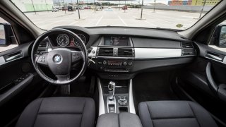 BMW X5 xDríve30d interiér 11