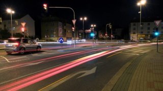 Problikáváním dálkovými světlomety si v noci zelenou na semaforu nevynutíte. Funguje ale něco jiného