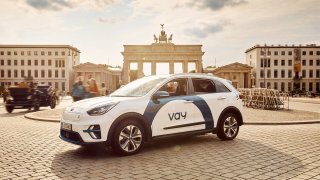 Automobilové dějiny mají nový milník. V Německu vyráží do běžného provozu „auta na vysílačku“