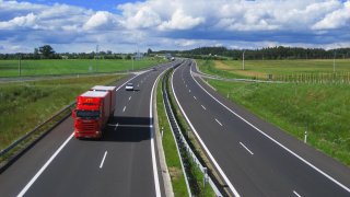 Ministr dopravy rozšířil od ledna zákaz předjíždění pro kamiony na dálnicích. Trvale bude na 145 km