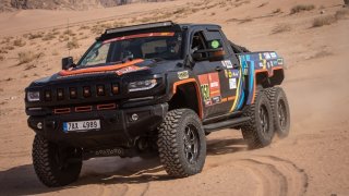 Bizarní český pick-up má šest kol a výkon 1000 koní. Majitel s ním jezdí na Dakar i pro rohlíky