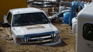 Sesuvy půdy uvěznily auta u Los Angeles - Obrázek 
