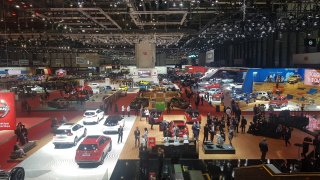Glosa ze ženevského autosalonu 2019: Hledají se strategie, ztracená auta i sličné hostesky