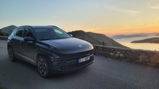 Hyundai Kona Electric cesta do Albánie na fotbal