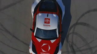 Drifty a pálení pneumatik mají podle Toyoty pomoci s bezpečností na silnicích