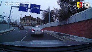 Řidiče v Praze naboural feťák v kradeném autě a z místa ujel. Poškozeného ale hrubě podcenil