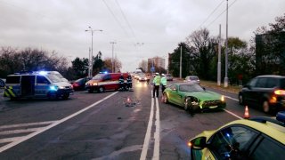 Řidič v Hradci Králové rozstřelil ostrý Mercedes-AMG GT R. Pro tamní obyvatele je známá firma