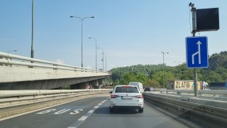 Praha vzala řidičům jeden jízdní pruh. V tom, který zbyl, povede objížďka Barrandovského mostu