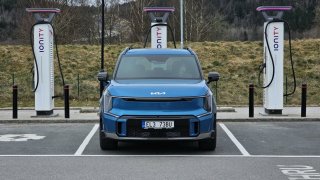 Elektromobily jsou pro české autopůjčovny nepoužitelné. Lidé nechtějí nabíjet a čekat
