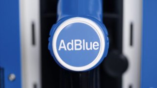 Nahradit AdBlue čůráním do nádrže není podle experta úplně mimo. Chtělo by to ale mocný proud