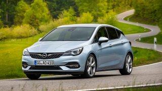 Opel Astra jako tříletá ojetina za cenu nejlevnějšího nového auta? Hodně výbavy a silný motor