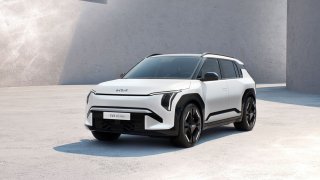 Kia představila nový elektromobil EV3. Dojede až 600 km a používá asistenta s umělou inteligenci