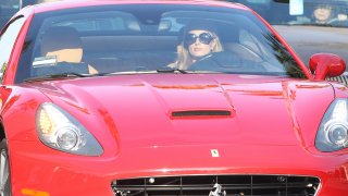 Bohatá dědička Paris Hilton a ukázka jejího vozové