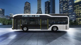Toyota posílá na silnice sériovou verzi vodíkového autobusu Sora