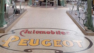 Peugeot slaví na Rétromobile troje narozeniny