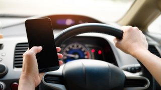 Mobilní telefon v autě jako výbušnina: Proč nenechávat elektroniku na palubní desce?
