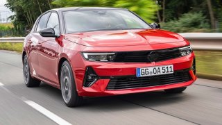Odvěký rival Golfu je tu: Nový Opel Astra bude umět jezdit na benzin, naftu i elektřinu