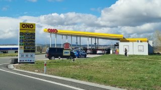 Benzin je už možné v Česku sehnat pod 40 korun za litr. Je to ale mnohdy vykoupeno frontou