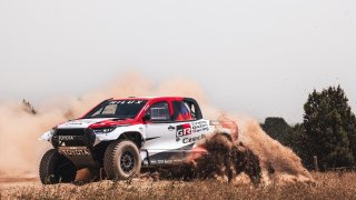 Česká posádka míří na Dakar v mistrovském autě od Toyoty. Čeká je pekelných osm tisíc kilometrů