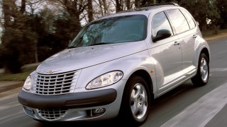 Retro: Originální Chrysler PT Cruiser nevěděl jestli je MPV nebo crossover. Dnes stojí drobné
