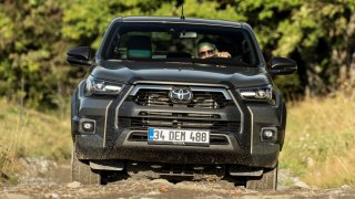 Inovovaná Toyota Hilux už zná české ceny. Takhle vyfešákovaná přijde až na jeden a půl miliónu