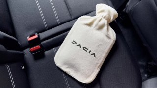 Dacia si utahuje z předplatného vyhřívaných sedadel u BMW. Zákazníkům dá ohřívací láhev
