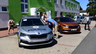 Policisté převzali nové Škody Scala. Jedna vyšla na skoro 700 tisíc korun