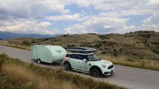Countryman a minikaravan se pohybují pohořím Pirin