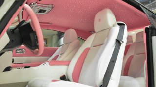 Rolls-Royce Wraith růžový 3